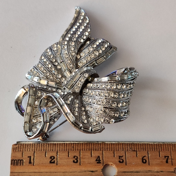 Spectacular Bow Tie Crystal Brooch - Picture 9 of 16